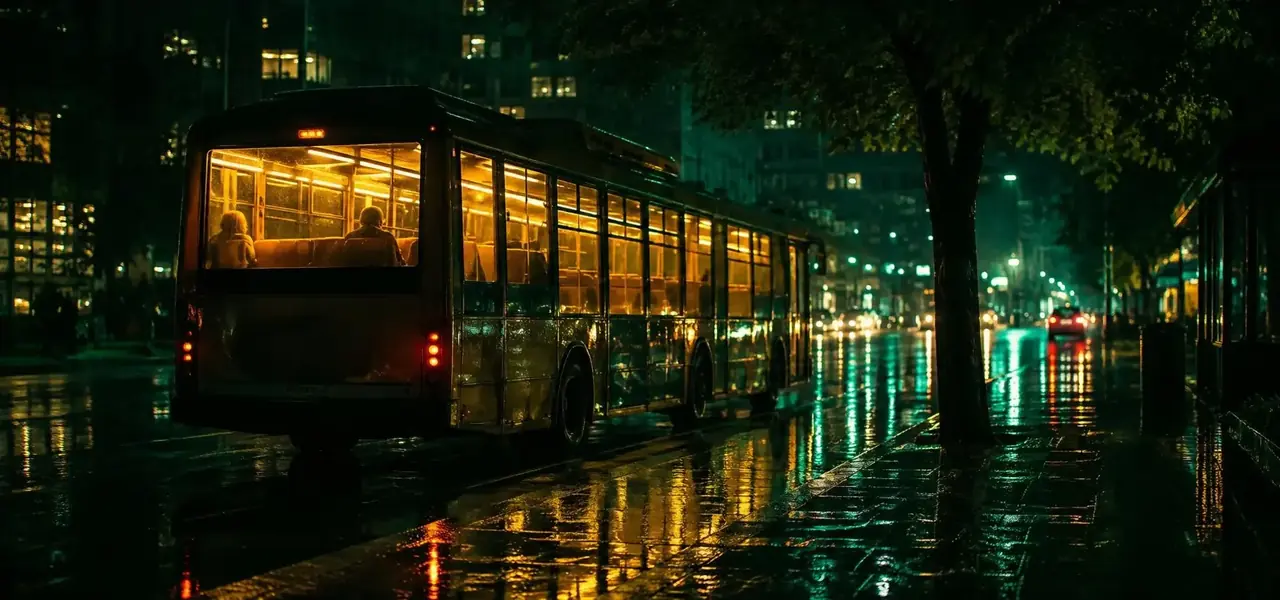 最新上线页首图，雨夜城市巴士的墨绿与暖金电影感场景